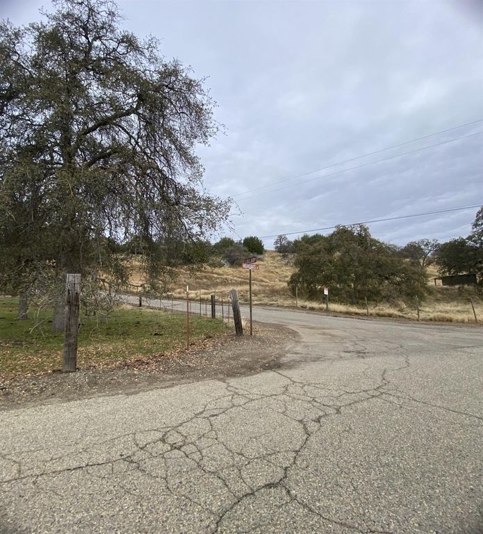 Image 2 of property listing at 0 High Oaks Ln, Yokuts Valley, CA 93675