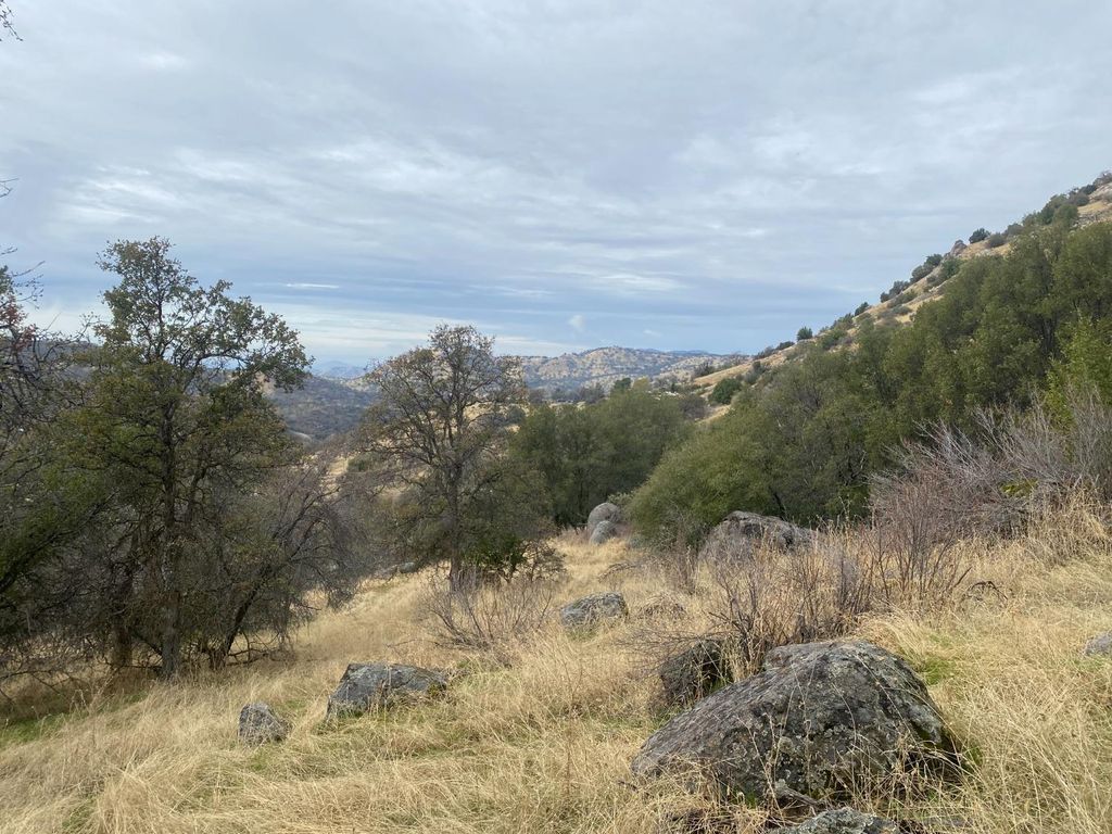 Image 5 of property listing at 0 High Oaks Ln, Yokuts Valley, CA 93675
