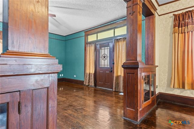 9 S Milam Street, Rogers, TX 76569