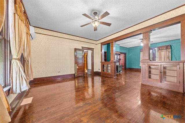 9 S Milam Street, Rogers, TX 76569