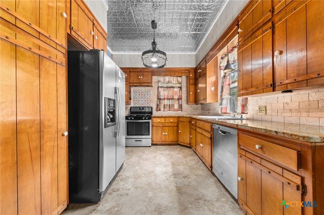 9 S Milam Street, Rogers, TX 76569