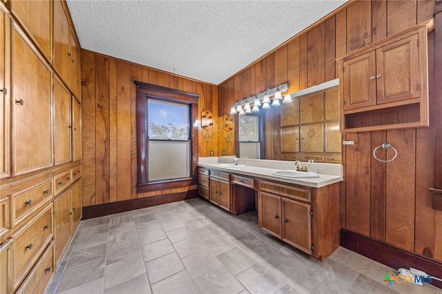 9 S Milam Street, Rogers, TX 76569