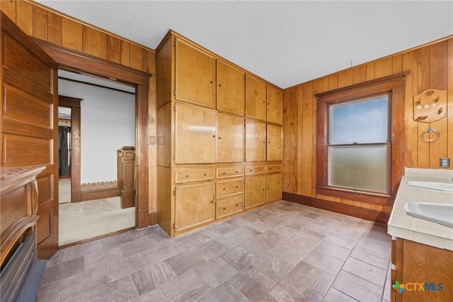 9 S Milam Street, Rogers, TX 76569