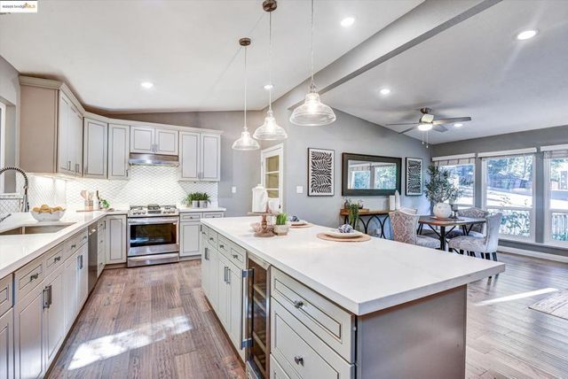 7 Saint Stephens Dr, Orinda, CA 94563