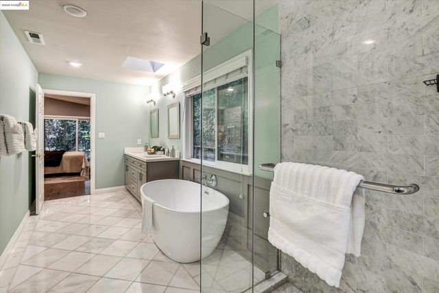 7 Saint Stephens Dr, Orinda, CA 94563