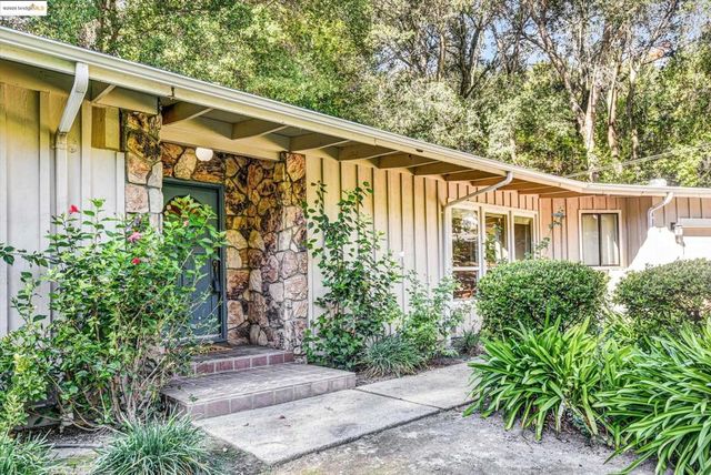 7 Saint Stephens Dr, Orinda, CA 94563