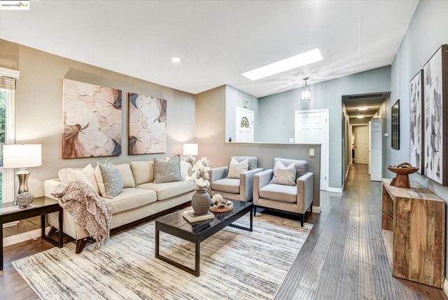 7 Saint Stephens Dr, Orinda, CA 94563