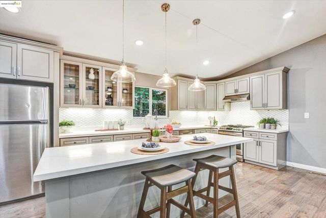 7 Saint Stephens Dr, Orinda, CA 94563