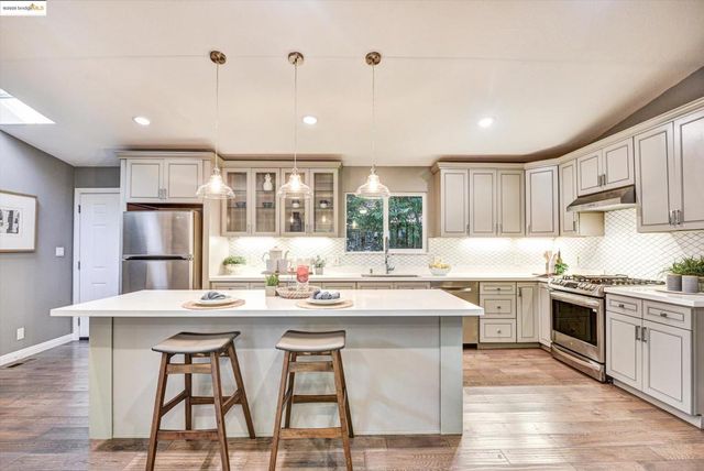 7 Saint Stephens Dr, Orinda, CA 94563