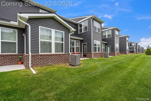 4782 Broomfield Way, Lake Orion Village, MI 48359
