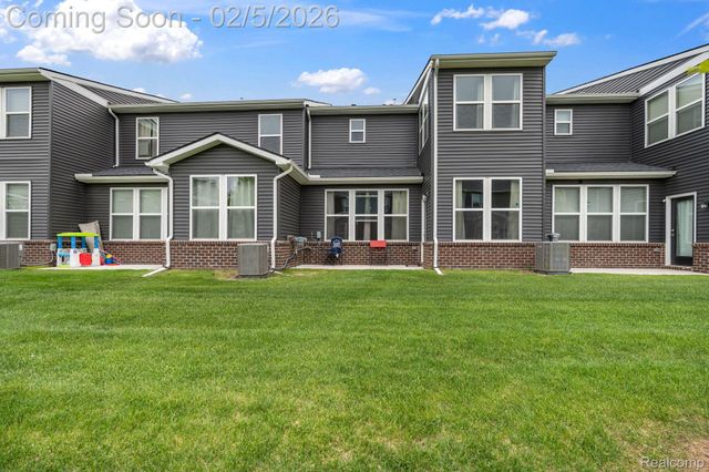 4782 Broomfield Way, Lake Orion Village, MI 48359