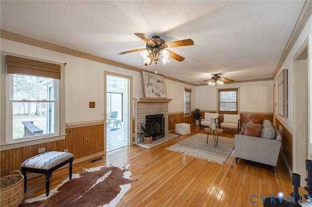 17330 Branders Bridge Rd, Colonial Heights, VA 23834