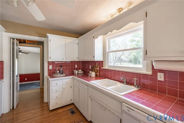 17330 Branders Bridge Rd, Colonial Heights, VA 23834