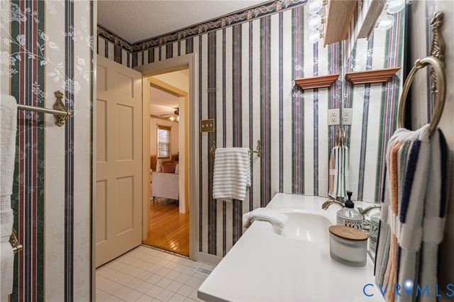 17330 Branders Bridge Rd, Colonial Heights, VA 23834