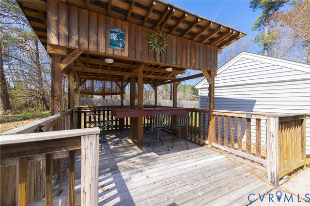 17330 Branders Bridge Rd, Colonial Heights, VA 23834