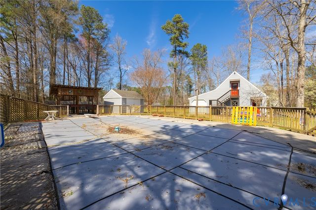 17330 Branders Bridge Rd, Colonial Heights, VA 23834