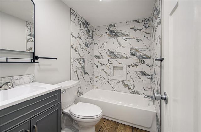 5539 NW Adrian Avenue, Houston Lake, MO 64151