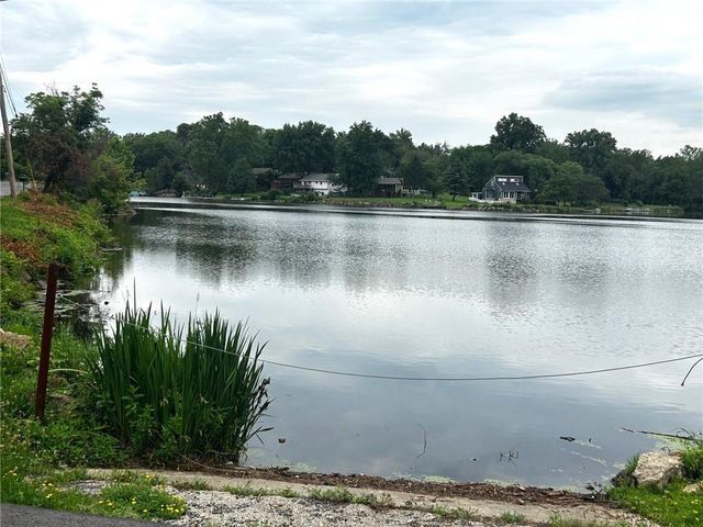 5539 NW Adrian Avenue, Houston Lake, MO 64151