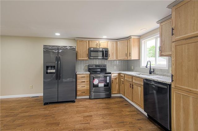 5539 NW Adrian Avenue, Houston Lake, MO 64151