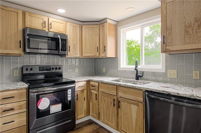 5539 NW Adrian Avenue, Houston Lake, MO 64151