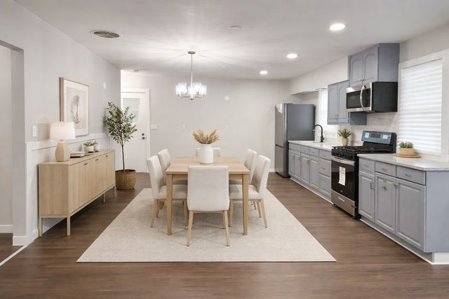 215 N Ohio Street, Aurora, IL 60505