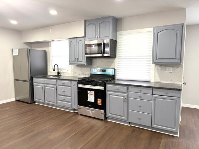 215 N Ohio Street, Aurora, IL 60505