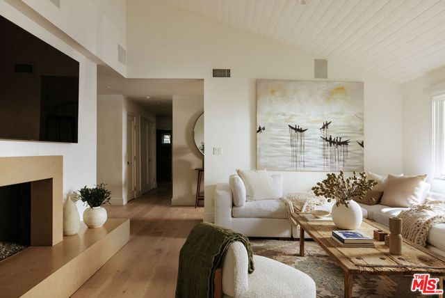 1744 N Doheny Drive, Los Angeles, CA 90069