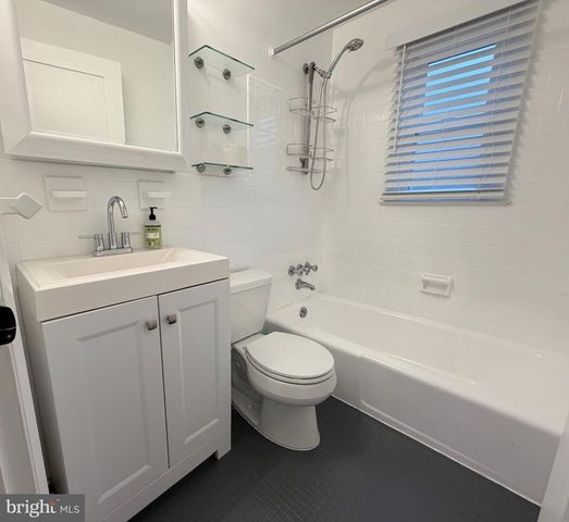 2001 S LORTON ST, Arlington, VA 22204