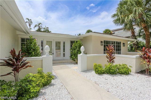 2901 Crayton RD, Naples, FL 34103