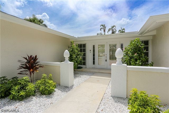 2901 Crayton RD, Naples, FL 34103