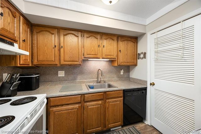 38718 Barnstable Lane, Clinton Township, MI 48038