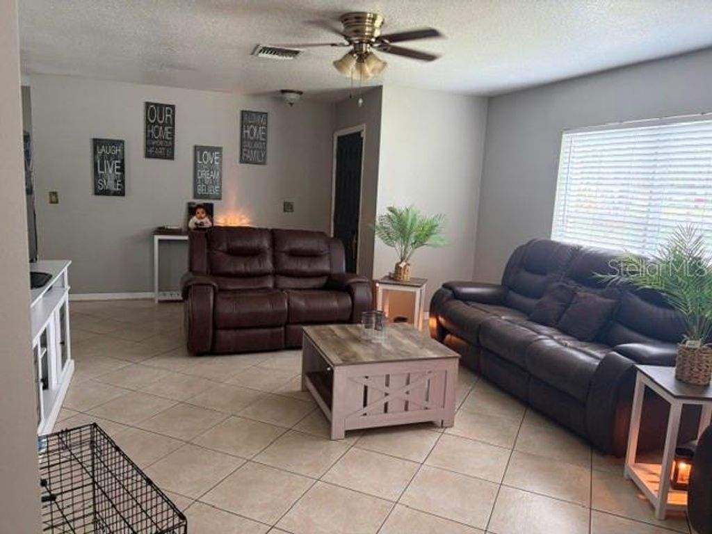 Image 2 of property listing at 914 NICHOLSON ST, Clearwater, FL 33755
