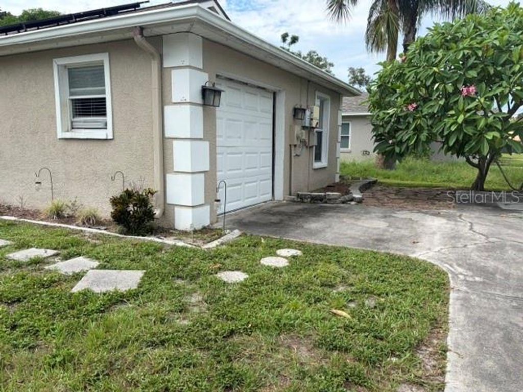 Image 20 of property listing at 914 NICHOLSON ST, Clearwater, FL 33755