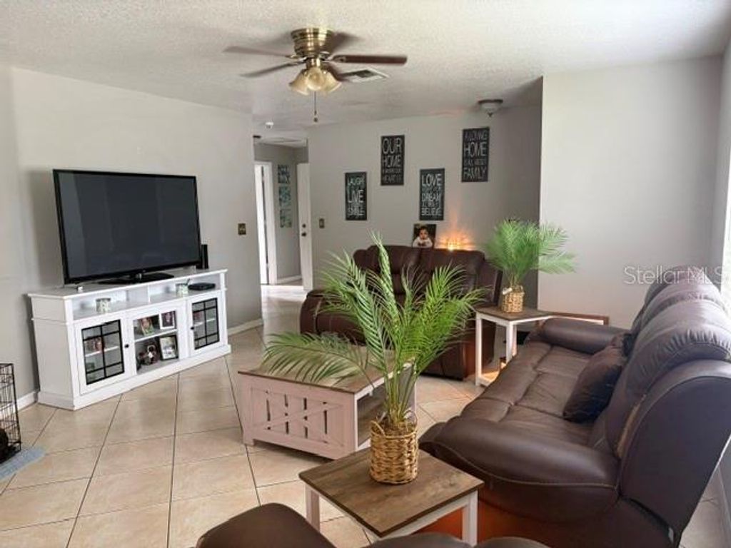 Image 3 of property listing at 914 NICHOLSON ST, Clearwater, FL 33755