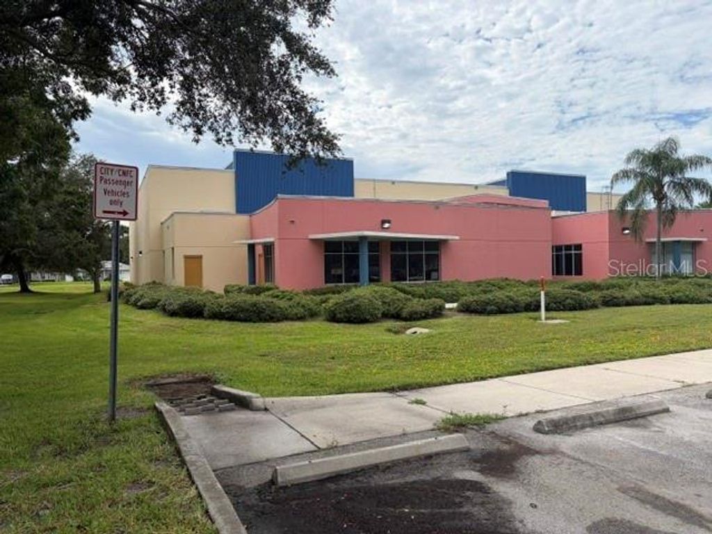 Image 23 of property listing at 914 NICHOLSON ST, Clearwater, FL 33755