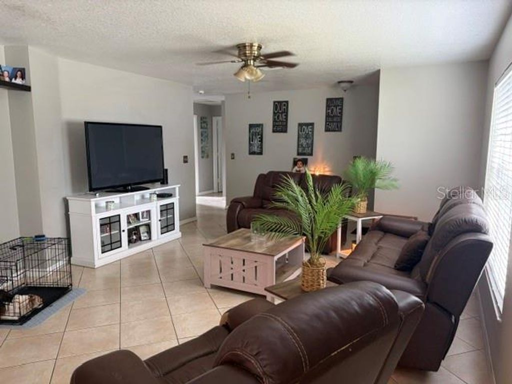 Image 4 of property listing at 914 NICHOLSON ST, Clearwater, FL 33755