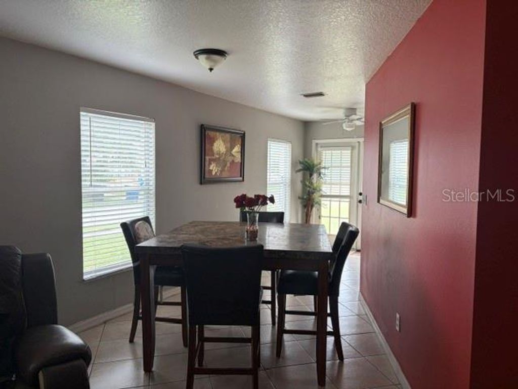 Image 5 of property listing at 914 NICHOLSON ST, Clearwater, FL 33755