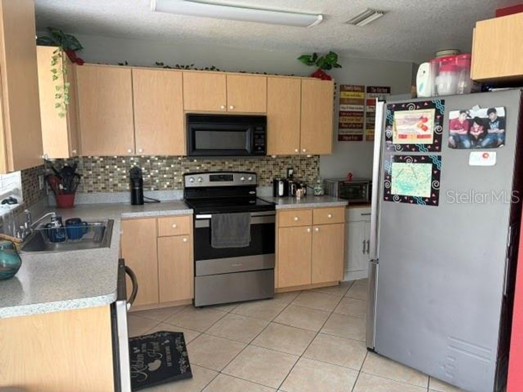Image 7 of property listing at 914 NICHOLSON ST, Clearwater, FL 33755