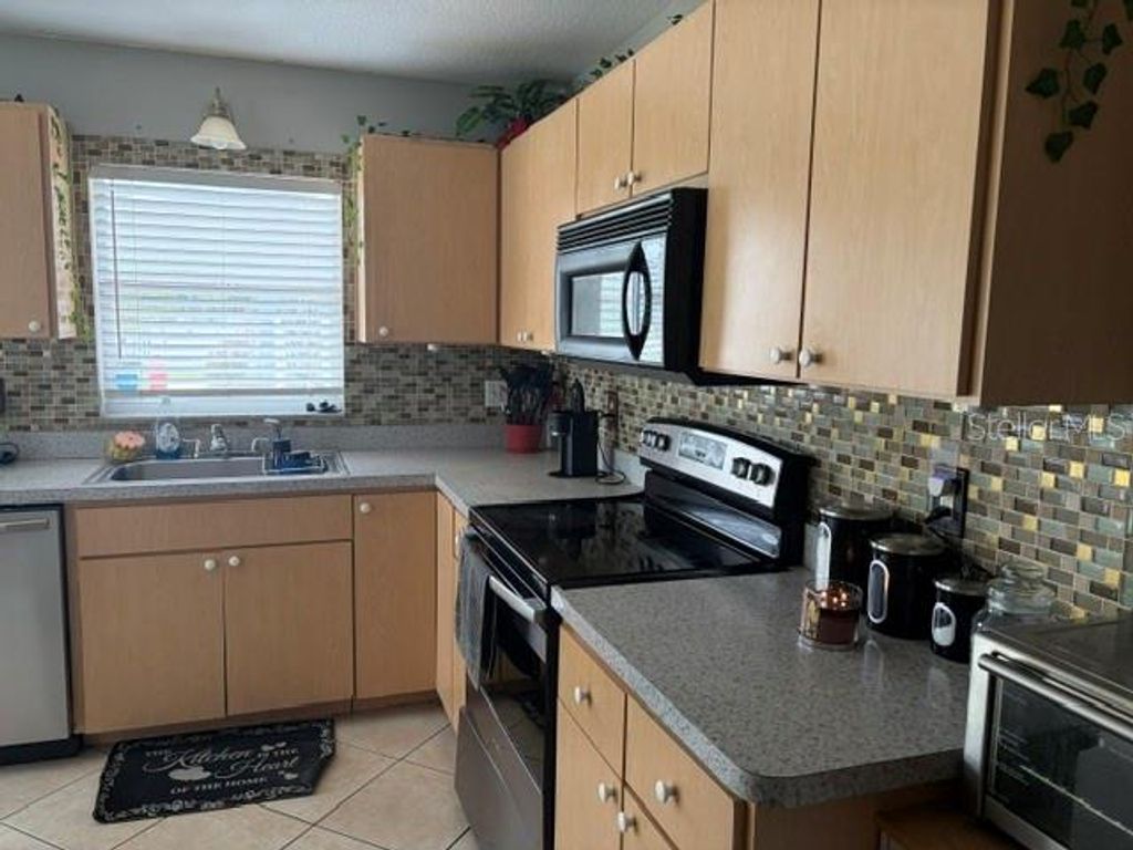 Image 8 of property listing at 914 NICHOLSON ST, Clearwater, FL 33755