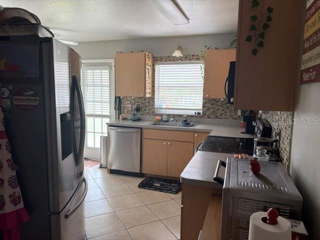Image 9 of property listing at 914 NICHOLSON ST, Clearwater, FL 33755