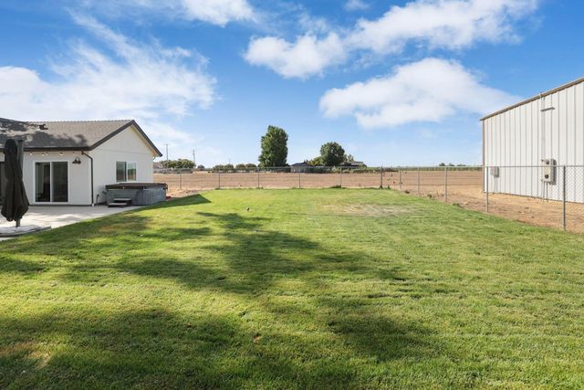 21379 N Mann Rd, Acampo, CA 95220