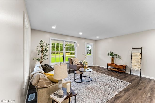 406 S Raccoon Road, Austintown, OH 44515