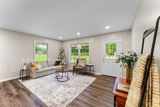 406 S Raccoon Road, Austintown, OH 44515