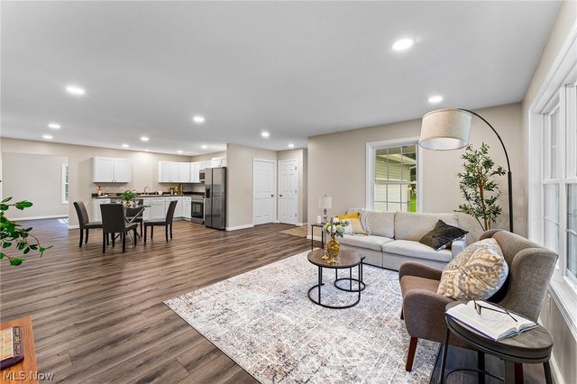 406 S Raccoon Road, Austintown, OH 44515