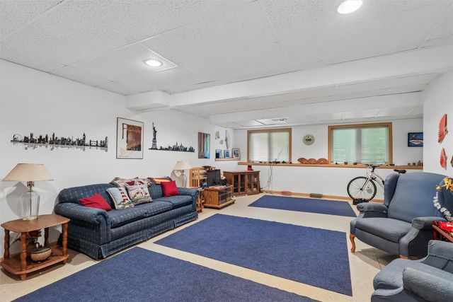 5704 NW 93rd Street, Johnston, IA 50131
