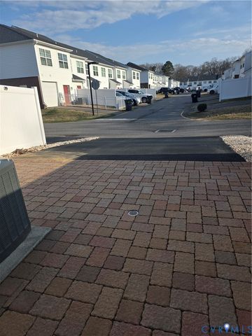 7337 Pebble Lake Dr, Mechanicsville, VA 23111