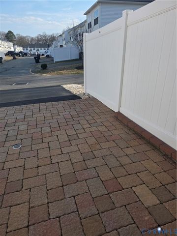 7337 Pebble Lake Dr, Mechanicsville, VA 23111