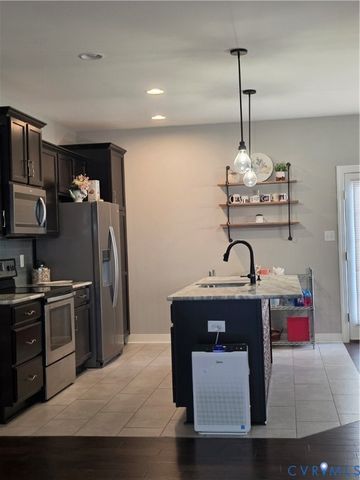 7337 Pebble Lake Dr, Mechanicsville, VA 23111