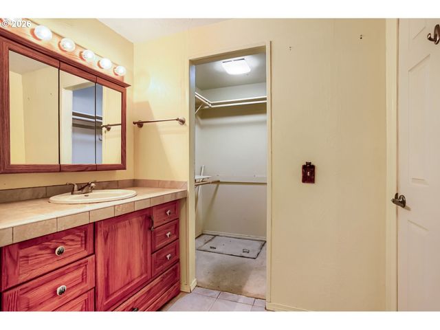 4039 Ne MEADOW Ln, Hillsboro, OR 97124