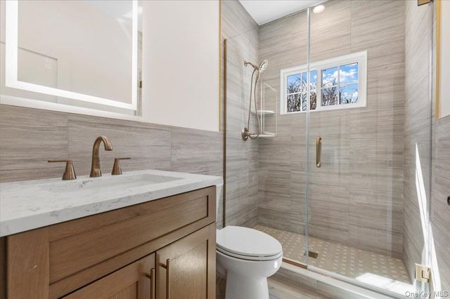 10 Lee Place, Old Bethpage, NY 11804